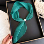 Load image into Gallery viewer, Womens Ivory Crinkled Pearl Magnetic Clasp Scarf N6K268