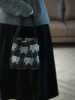 Load image into Gallery viewer, Butterfly Sea Anemone Embroidery Canvas Vertical Bag S5P366