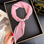 Load image into Gallery viewer, Womens Ivory Crinkled Pearl Magnetic Clasp Scarf N6K268