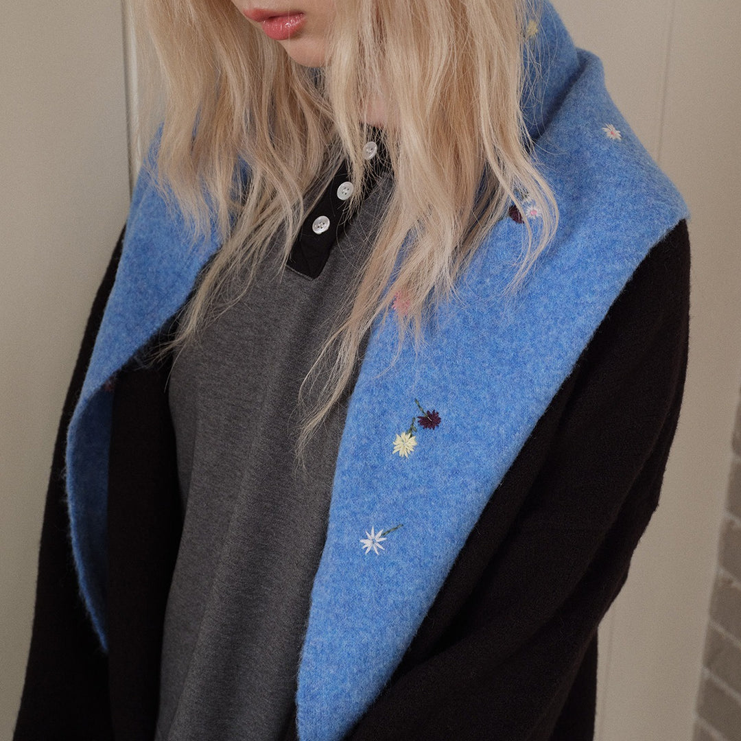 Daisy Floral Wool Blend Knit Triangle Scarf N6K227