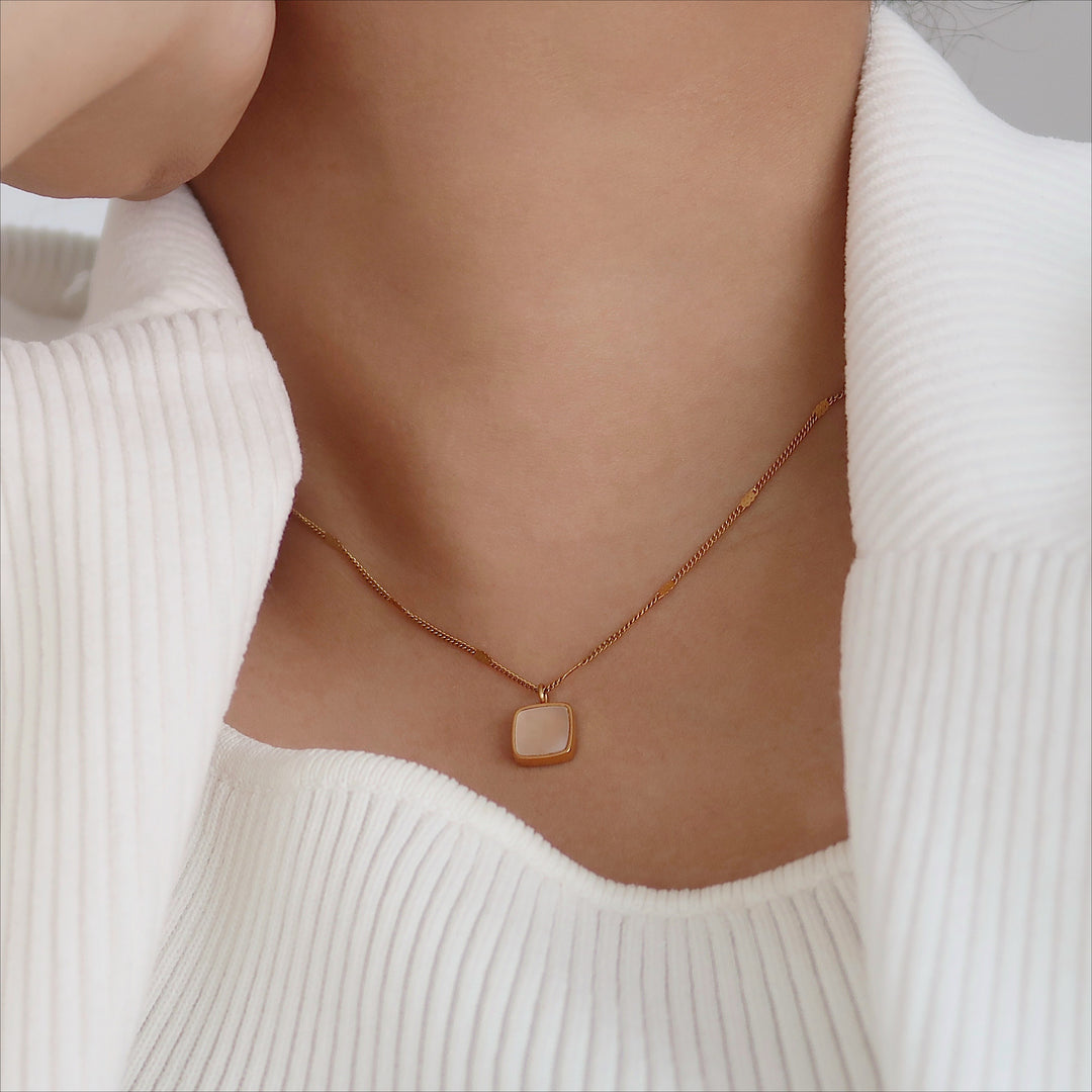 Mother of Pearl Square Choker 18K Gold Titanium Steel N6H175