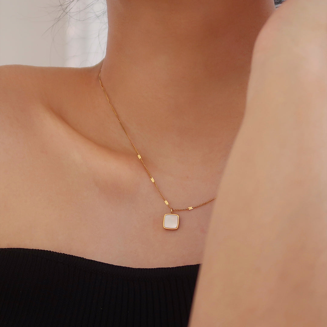 Mother of Pearl Square Choker 18K Gold Titanium Steel N6H175