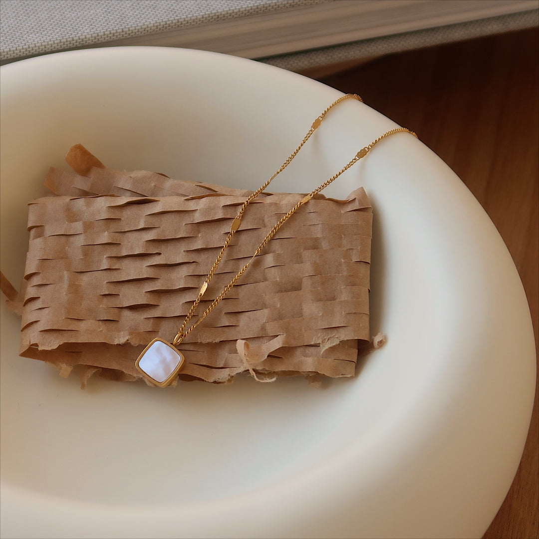 Mother of Pearl Square Choker 18K Gold Titanium Steel N6H175
