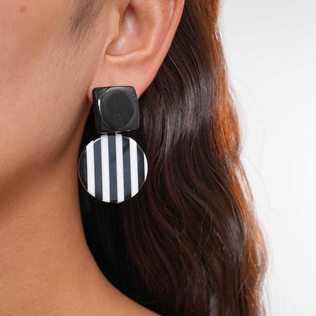 Womens Contrast Striped Round Resin Stud Earrings N6K167