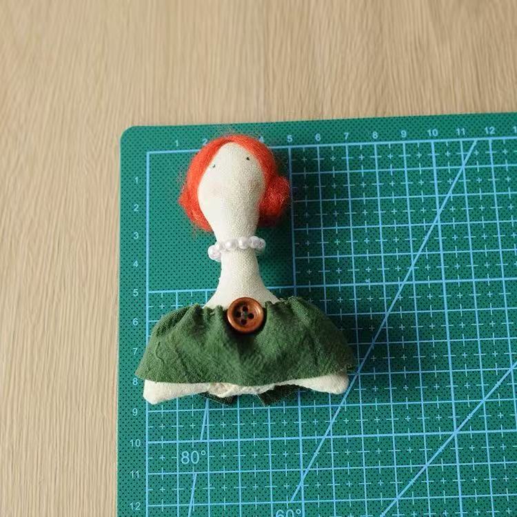 Embroidered Green Dress Girl Brooch Stuffed Fabric N6G031