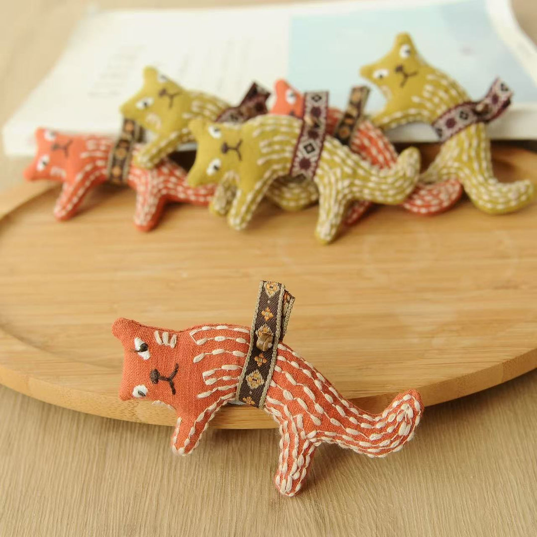 Embroidered Hanging Kitten Brooch Stuffed Plush Pin N6G023
