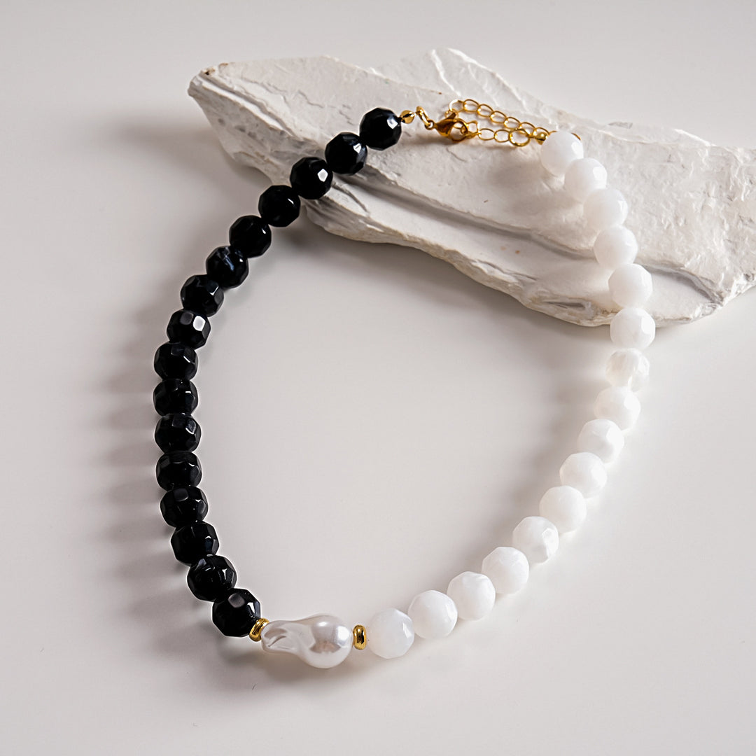 Dopamine Pearl Acrylic Asymmetric Choker Necklace N6H069