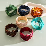 Load image into Gallery viewer, Oversized Resin Ombré Pleated Geometric Bangle N6H086