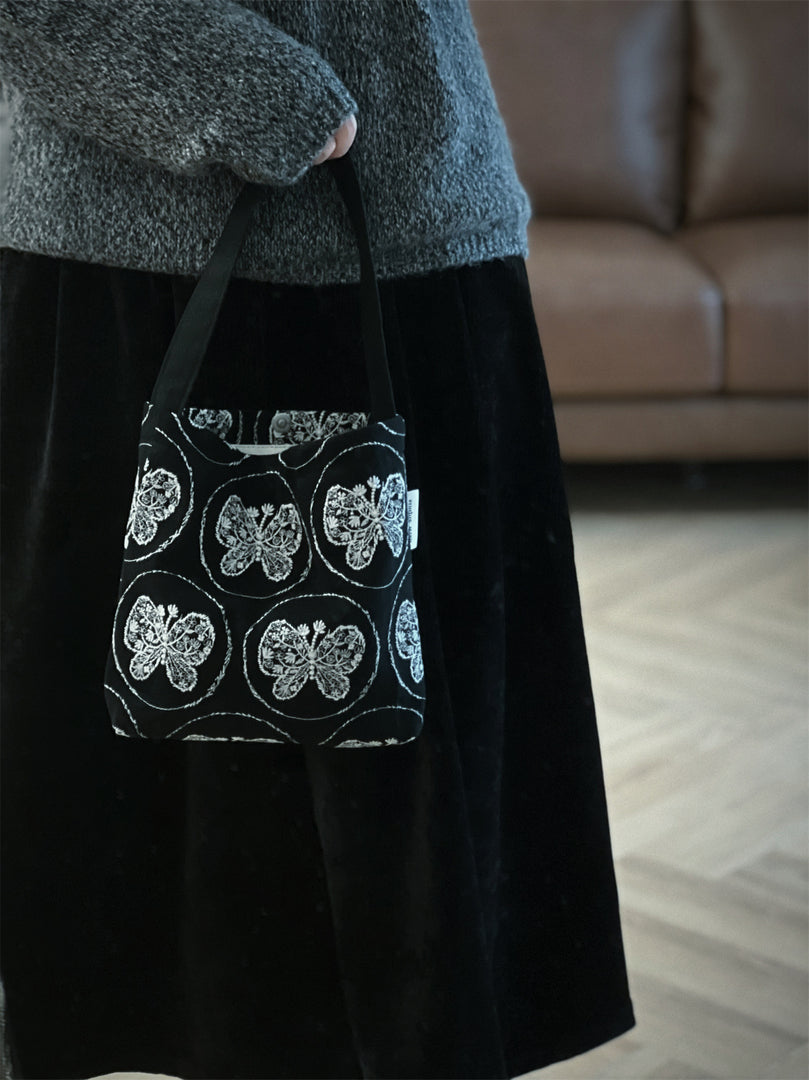 Butterfly Sea Anemone Embroidery Canvas Vertical Bag S5P366