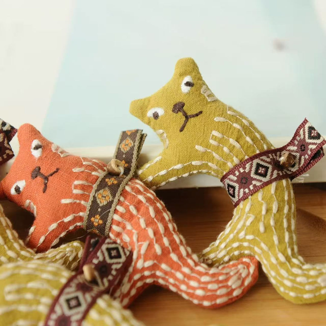 Embroidered Hanging Kitten Brooch Stuffed Plush Pin N6G023