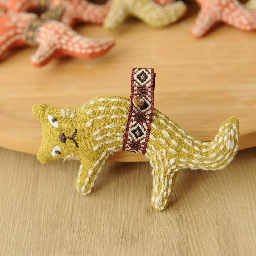 Embroidered Hanging Kitten Brooch Stuffed Plush Pin N6G023