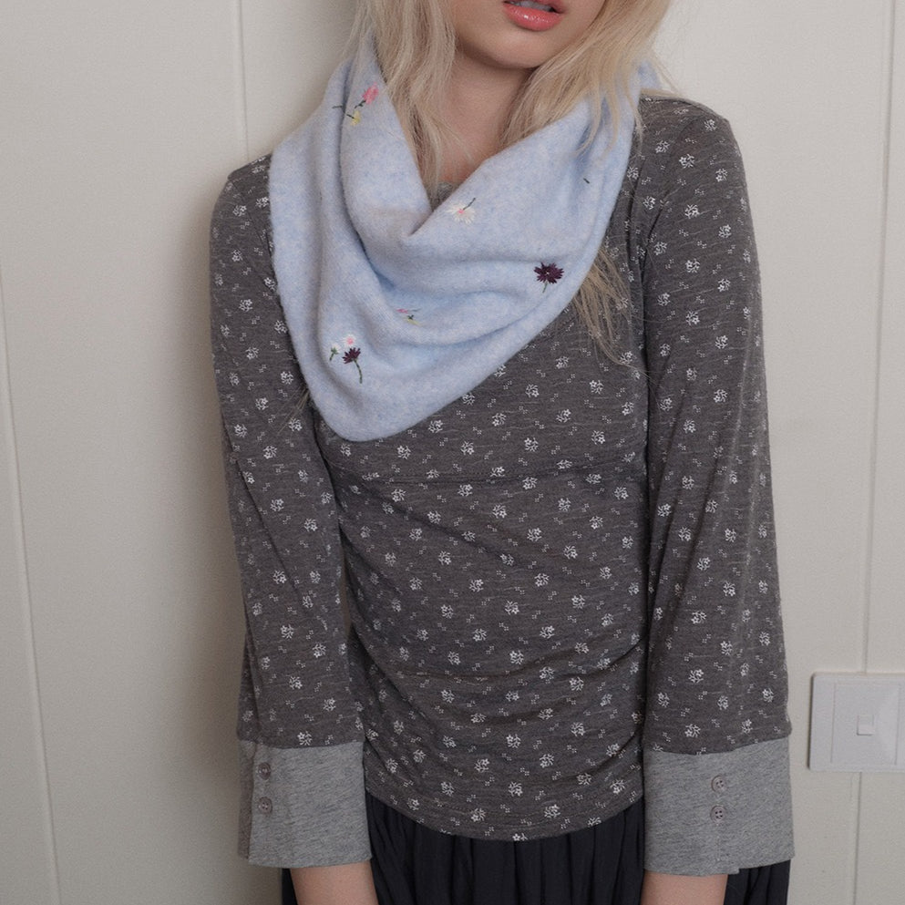 Daisy Floral Wool Blend Knit Triangle Scarf N6K227