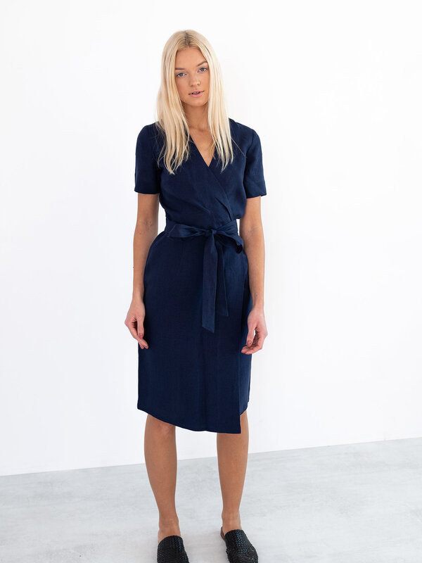 Bild 1 von BRIGITTE Leinenwickelkleid in Navy blue, you can also choose other colors above von Love and Confuse