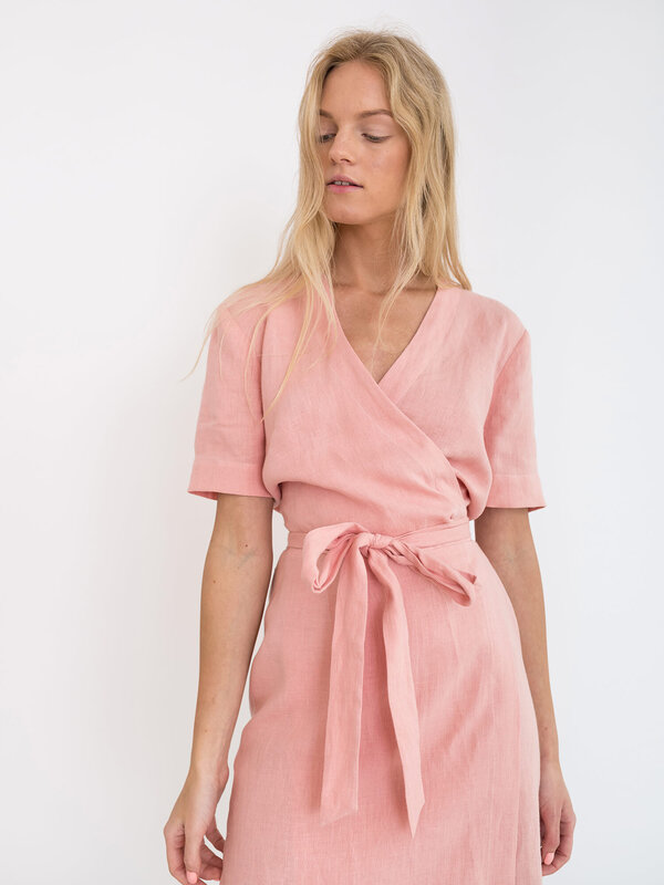 Bild 1 von BRIGITTE Leinenwickelkleid in Pink spanish, you can also choose other colors above von Love and Confuse
