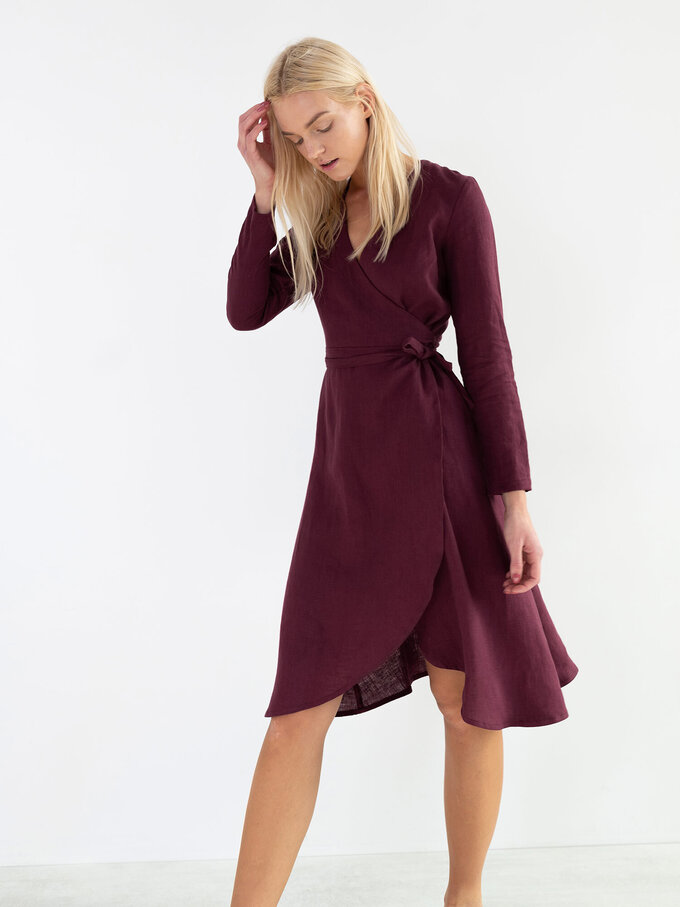 Bild 4 von CLAUDIA Leinenwickelkleid mit langen Ärmeln in Eggplant, you can also choose other colors above von ALBERALKIRK