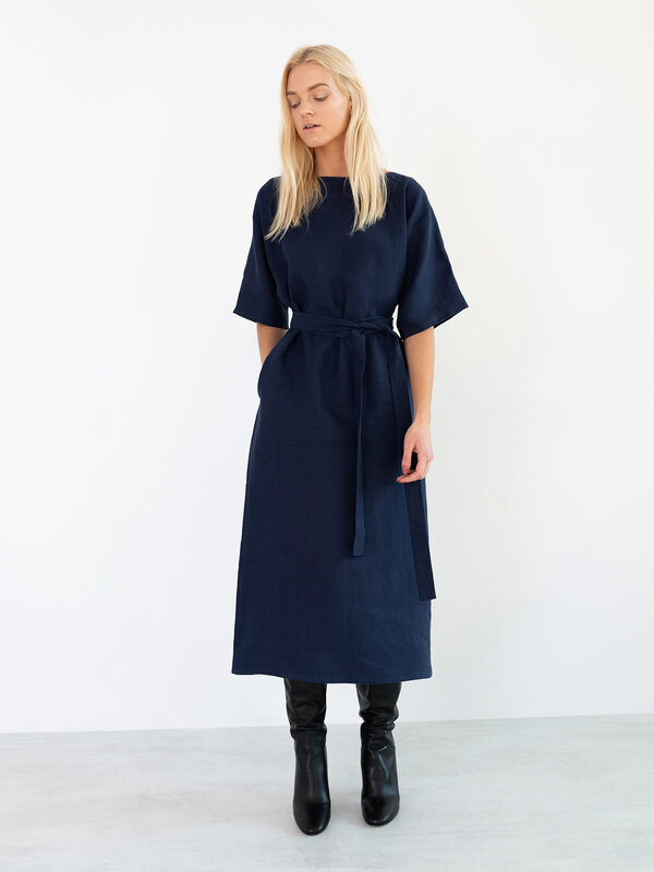 Bild 1 von CLEMENTINE Leinenmidikleid in Navy blue, you can also choose other colors above von Love and Confuse