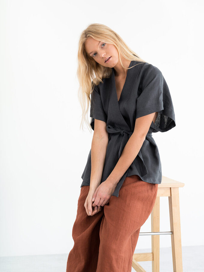 Bild 5 von ELI Leinenkimono-Top in Dark grey, you can also choose other colors above von ALBERALKIRK