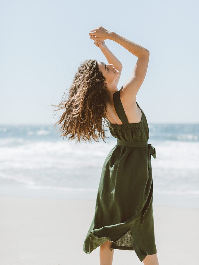 Bild 6 von ELLIDY Leinenkleid mit breiten Trägern in Forest green, you can also choose other colors above von ALBERALKIRK