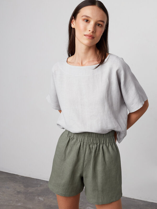 Bild 1 von ISLA - Hochgeschnittene Leinen Shorts in Sage green, you can also choose other colors above von ALBERALKIRK