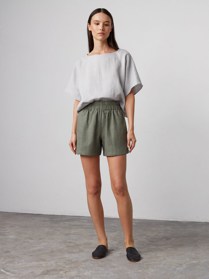 Bild 2 von ISLA - Hochgeschnittene Leinen Shorts in Sage green, you can also choose other colors above von ALBERALKIRK