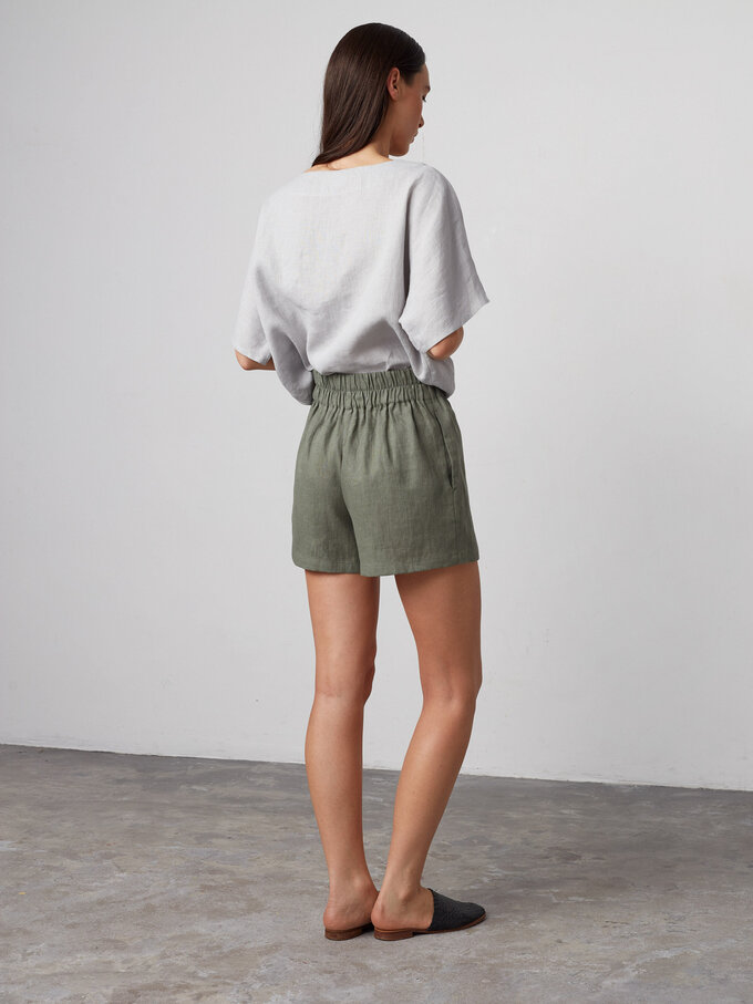 Bild 3 von ISLA - Hochgeschnittene Leinen Shorts in Sage green, you can also choose other colors above von ALBERALKIRK