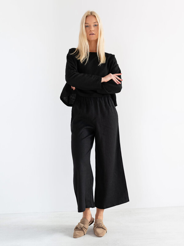Bild 1 von IVY - Locker Geschnittenes, Kurzes Leinentop in Black, you can also choose other colors above von Love and Confuse