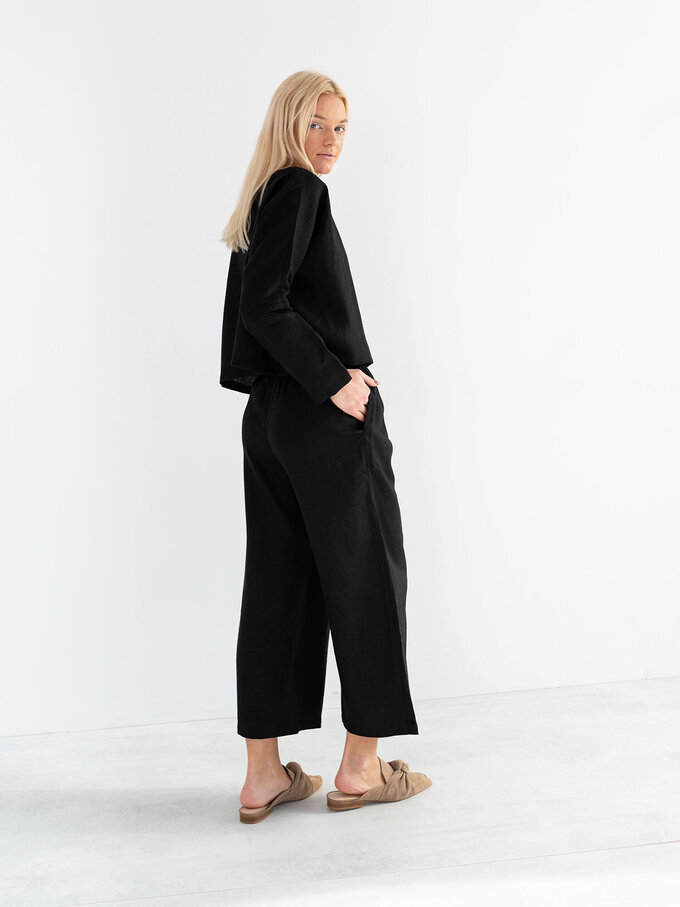 Bild 4 von IVY - Locker Geschnittenes, Kurzes Leinentop in Black, you can also choose other colors above von ALBERALKIRK