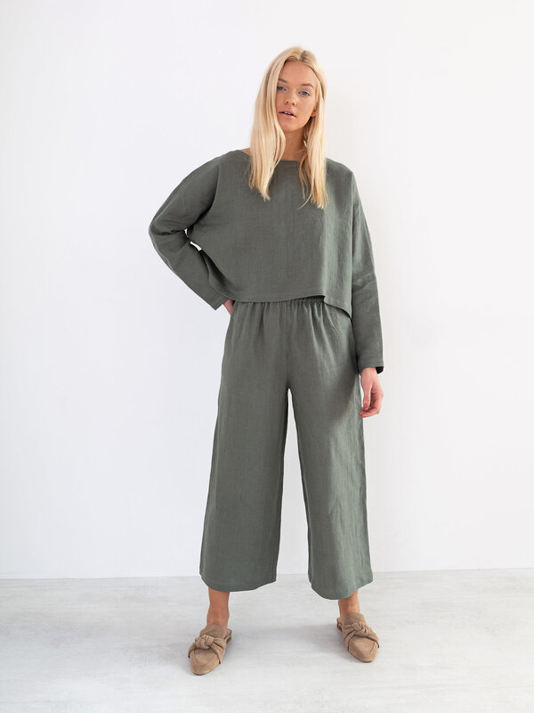 Bild 1 von IVY - Locker Geschnittenes, Kurzes Leinentop in Sage green, you can also choose other colors above von Love and Confuse