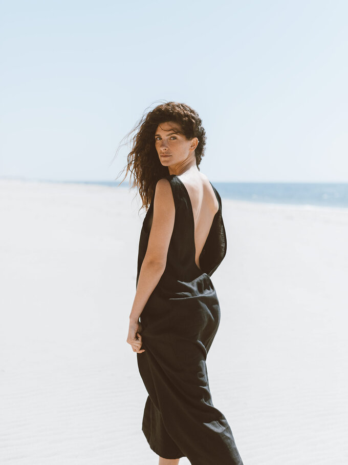 Bild 7 von KEIRA Maxikleid aus Leinen in Black, you can also choose other colors above von ALBERALKIRK