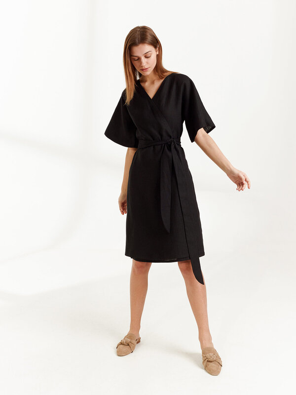 Bild 1 von MARY Leinen Wickelkleid in Black, you can also choose other colors above von Love and Confuse
