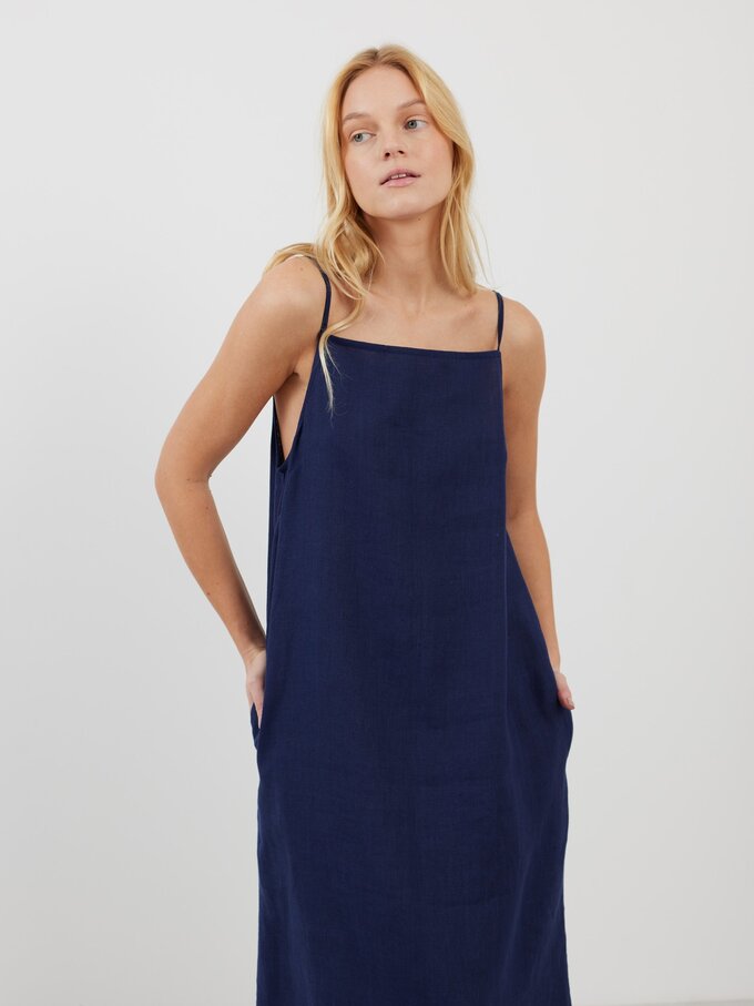 Bild 5 von ADALINE Leinen Trägerkleid mit eckigem Ausschnitt in Marineblau von Love and Confuse
