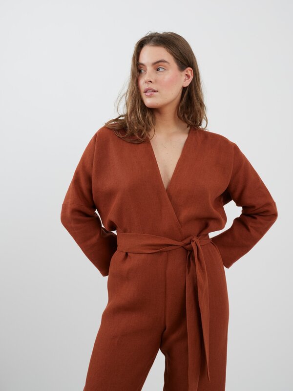 Bild 1 von ATLAS Leinen Jumpsuit mit langen Ärmeln in Heavy Rust von ALBERALKIRK