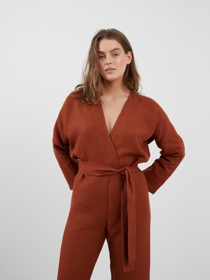 Bild 3 von ATLAS Leinen Jumpsuit mit langen Ärmeln in Heavy Rust von Love and Confuse