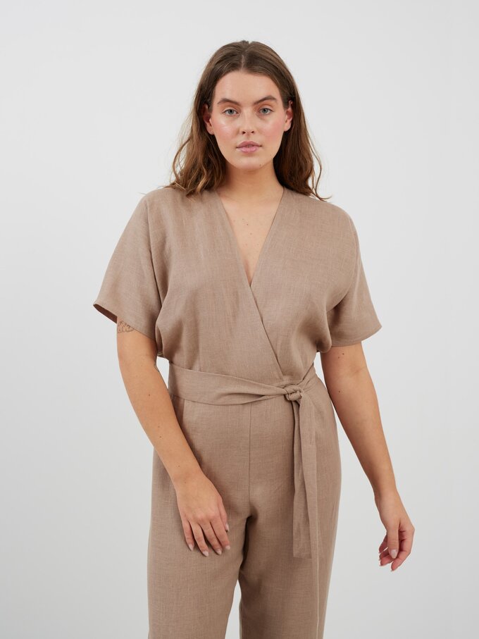Bild 1 von AURORA Leinen Jumpsuit in von Love and Confuse