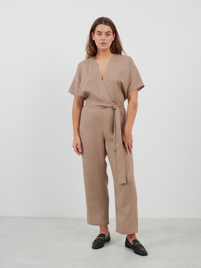 Bild 2 von AURORA Leinen Jumpsuit in von Love and Confuse