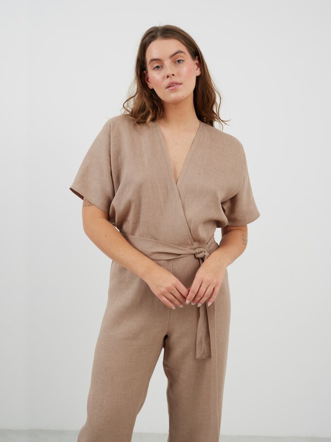 Bild 5 von AURORA Leinen Jumpsuit in von Love and Confuse