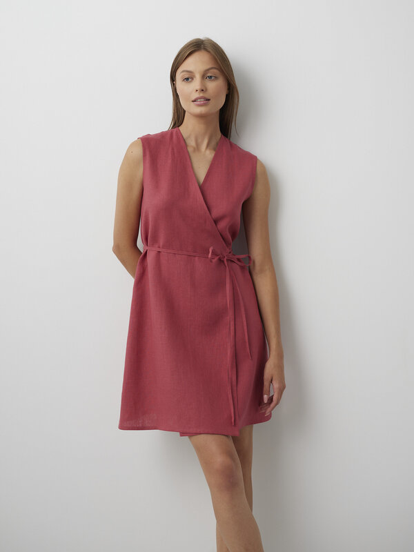 Bild 1 von BROOKE Trägerloses Leinenwickelkleid in Raspberry, you can also choose other colors above von Love and Confuse