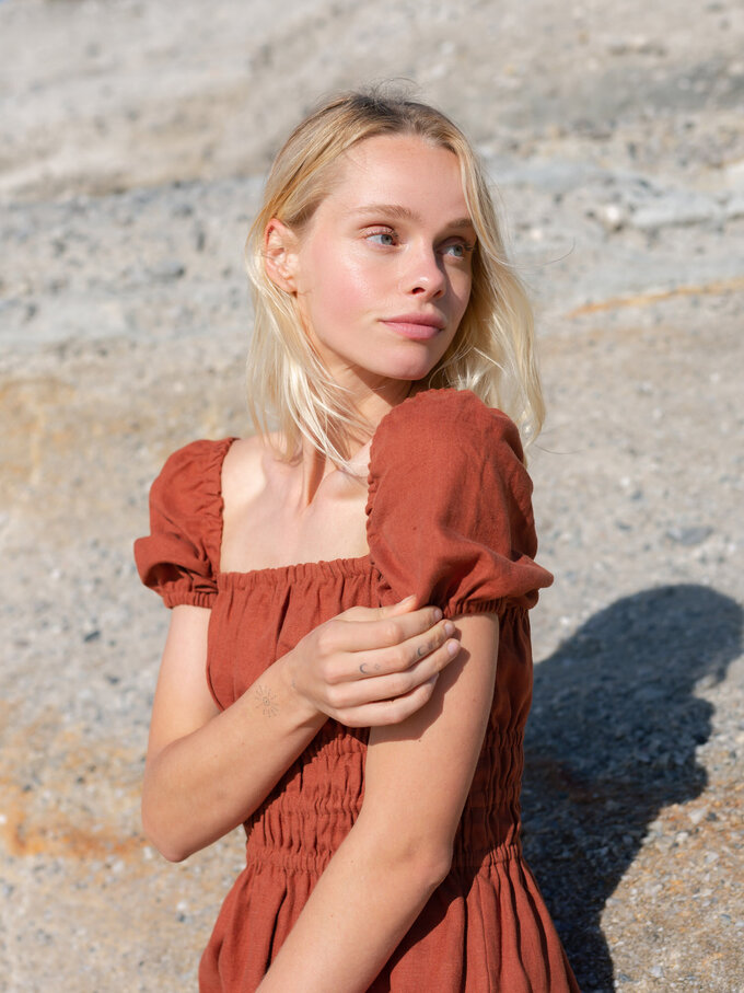 Bild 2 von CIELLE Sommerkleid aus Leinen mit Puffärmeln in von ALBERALKIRK