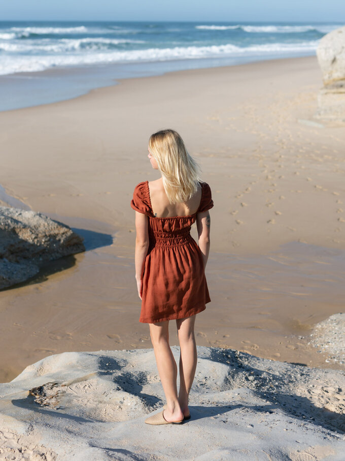 Bild 3 von CIELLE Sommerkleid aus Leinen mit Puffärmeln in von ALBERALKIRK