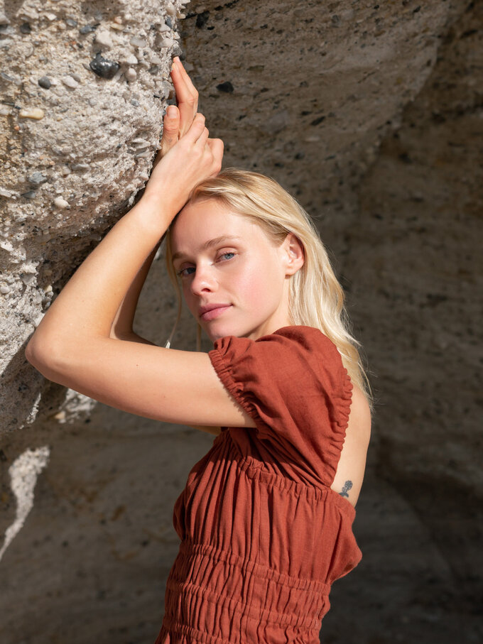 Bild 4 von CIELLE Sommerkleid aus Leinen mit Puffärmeln in von ALBERALKIRK