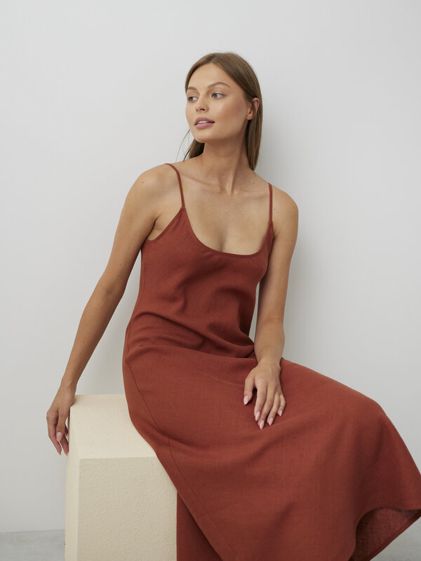 Bild 1 von DIORA - Figurbetontes Midikleid aus Leinen in Rust, you can also choose other colors above von Love and Confuse