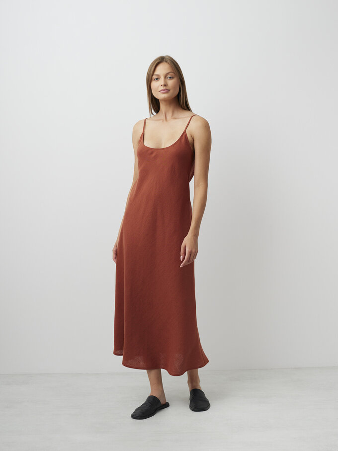 Bild 2 von DIORA - Figurbetontes Midikleid aus Leinen in Rust, you can also choose other colors above von ALBERALKIRK
