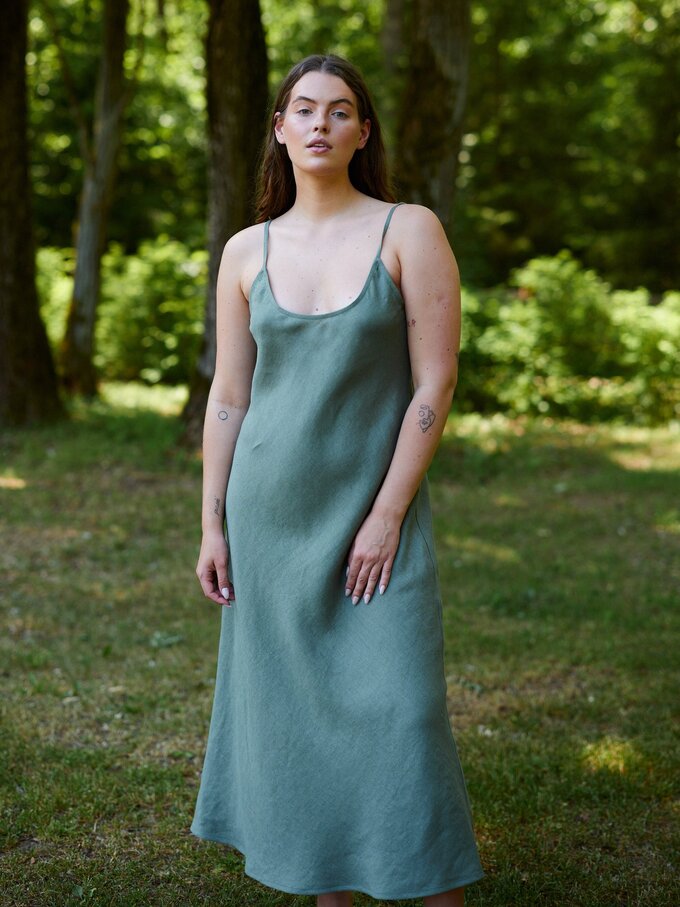 Bild 2 von DIORA - Figurbetontes Midikleid aus Leinen in Salbeigrün von ALBERALKIRK