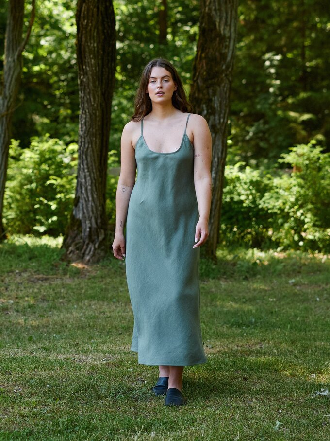Bild 3 von DIORA - Figurbetontes Midikleid aus Leinen in Salbeigrün von ALBERALKIRK