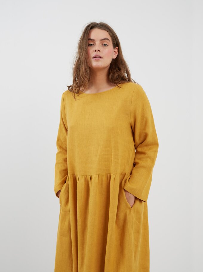 Bild 5 von GEMMA Langarm Leinenkleid in Senf von ALBERALKIRK