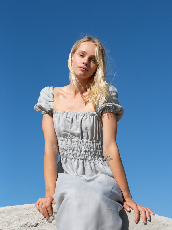 Bild 1 von HOLIDAY Leinenkleid mit Puffärmeln in Cloudy Grey, you can also choose other colors above von Love and Confuse
