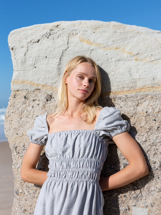 Bild 3 von HOLIDAY Leinenkleid mit Puffärmeln in Cloudy Grey, you can also choose other colors above von ALBERALKIRK