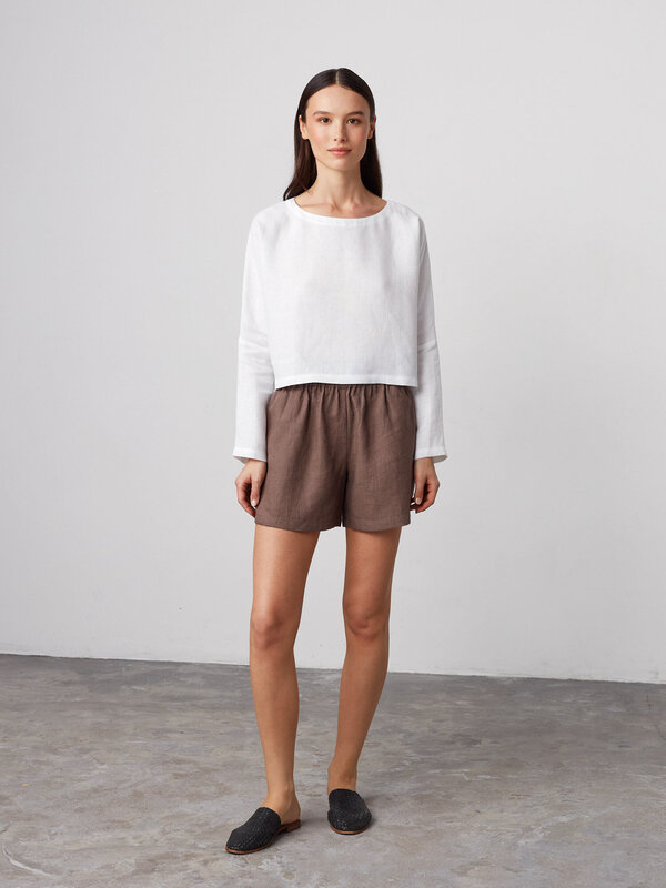 Bild 1 von IVY - Locker Geschnittenes, Kurzes Leinentop in White, you can also choose other colors above von Love and Confuse