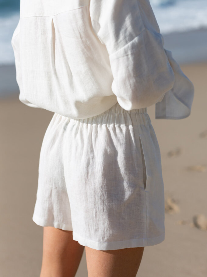Bild 5 von ISLA - Hochgeschnittene Leinen Shorts in Ivory, you can also choose other colors above von ALBERALKIRK