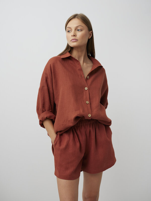 Bild 1 von ISLA - Hochgeschnittene Leinen Shorts in Rust, you can also choose other colors above von ALBERALKIRK